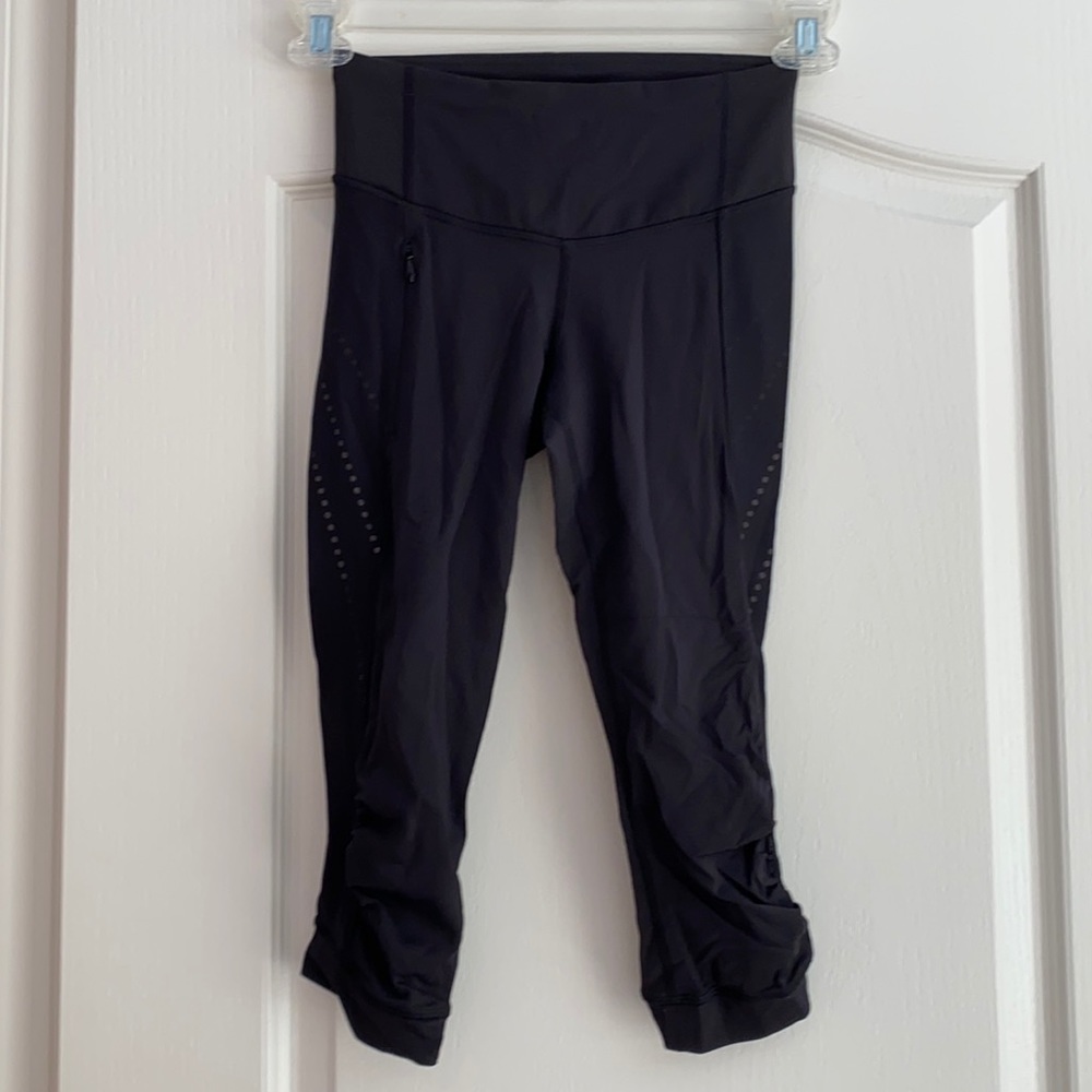 Black Capri Lululemon Leggings Gem